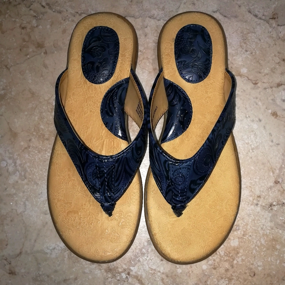 B.O.C. Born concept black thong sandals, size 7M